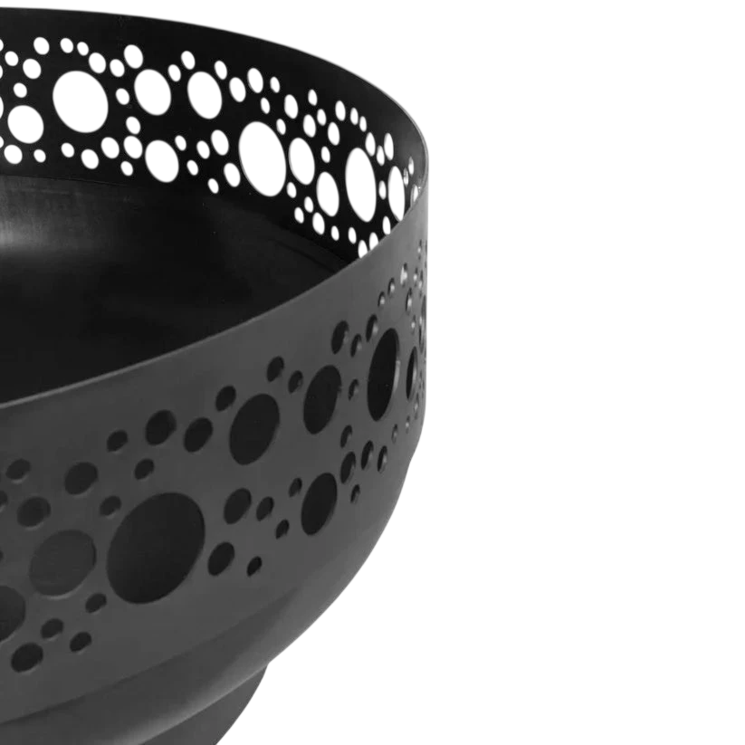 Bol en métal noir perforé avec des trous circulaires, design moderne.