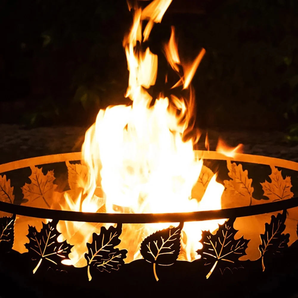 Anneau de foyer avec design de feuille d’érable, cadre en métal noir et feuilles découpées.