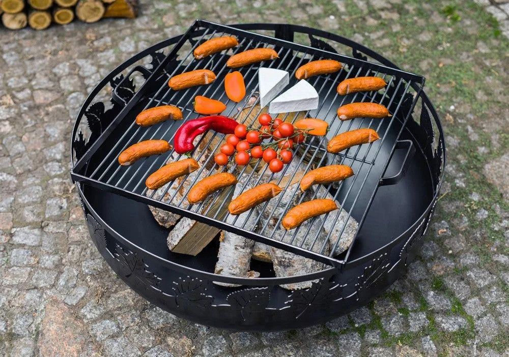Grill-barbecue en métal noir avec un design en grille et divers aliments dessus.