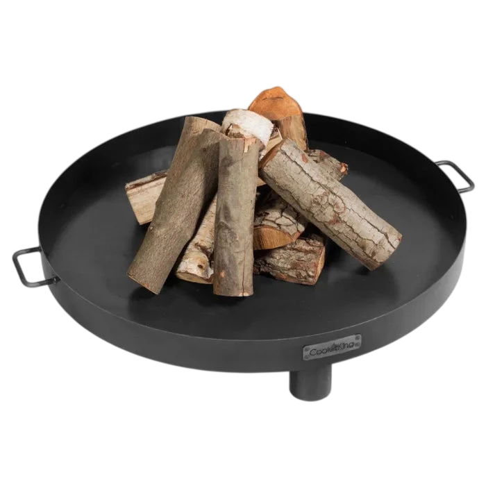 Foyer de feu rond noir avec poignées et bûches de bois à l’intérieur.