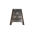Grille de cheminée en métal style industriel avec une grille de trous circulaires espacés uniformément et des panneaux latéraux renforcés.