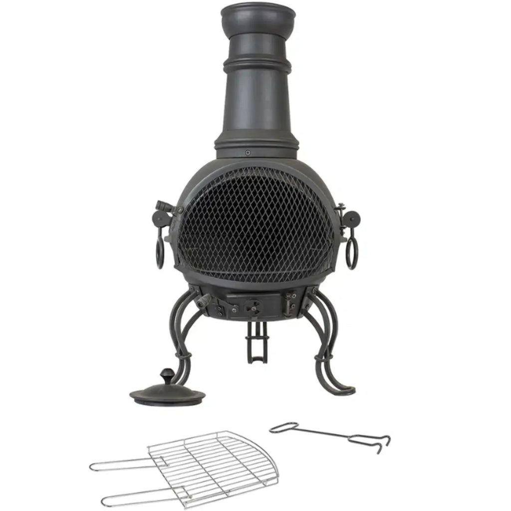 Cheminée en fonte noire forgée avec un devant en maille, quatre pieds courbés et une cheminée attachée.