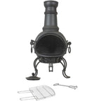Cheminée en fonte noire forgée avec un devant en maille, quatre pieds courbés et une cheminée attachée.