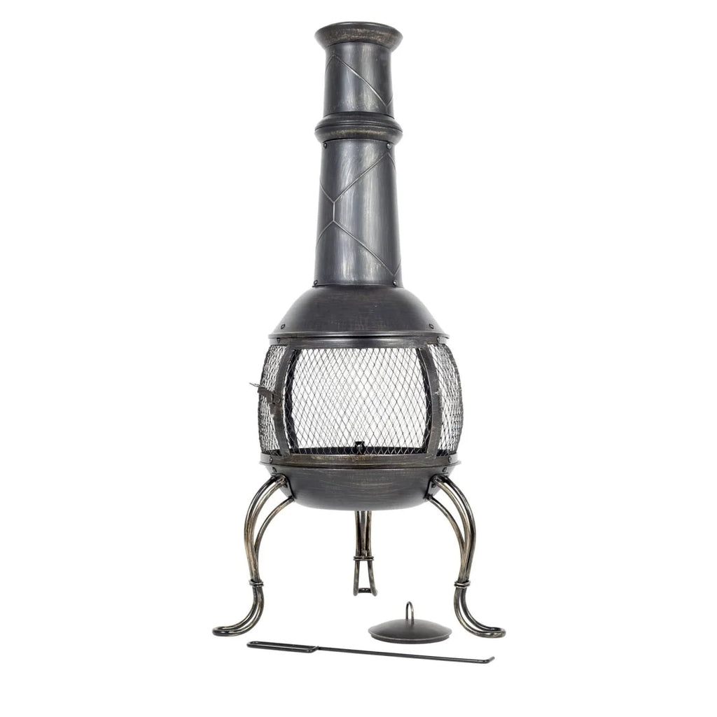 Chimenea en fonte noire avec un écran en maille et des pieds courbés décoratifs.