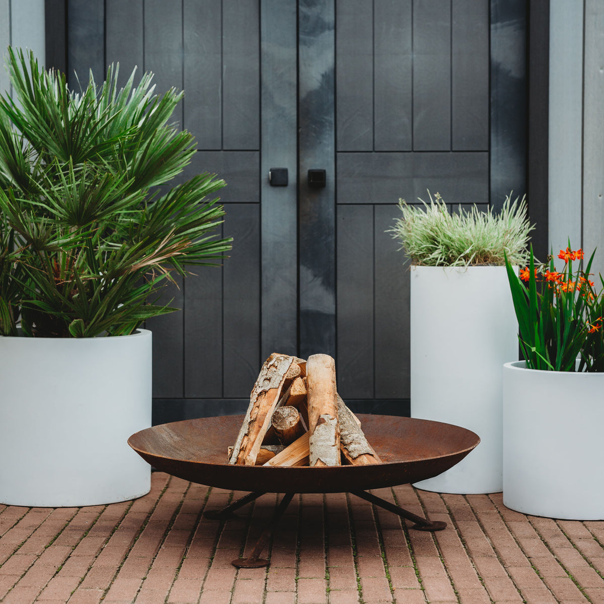 Brasero rond Corten Ø91 cm — Alta XL — en situation