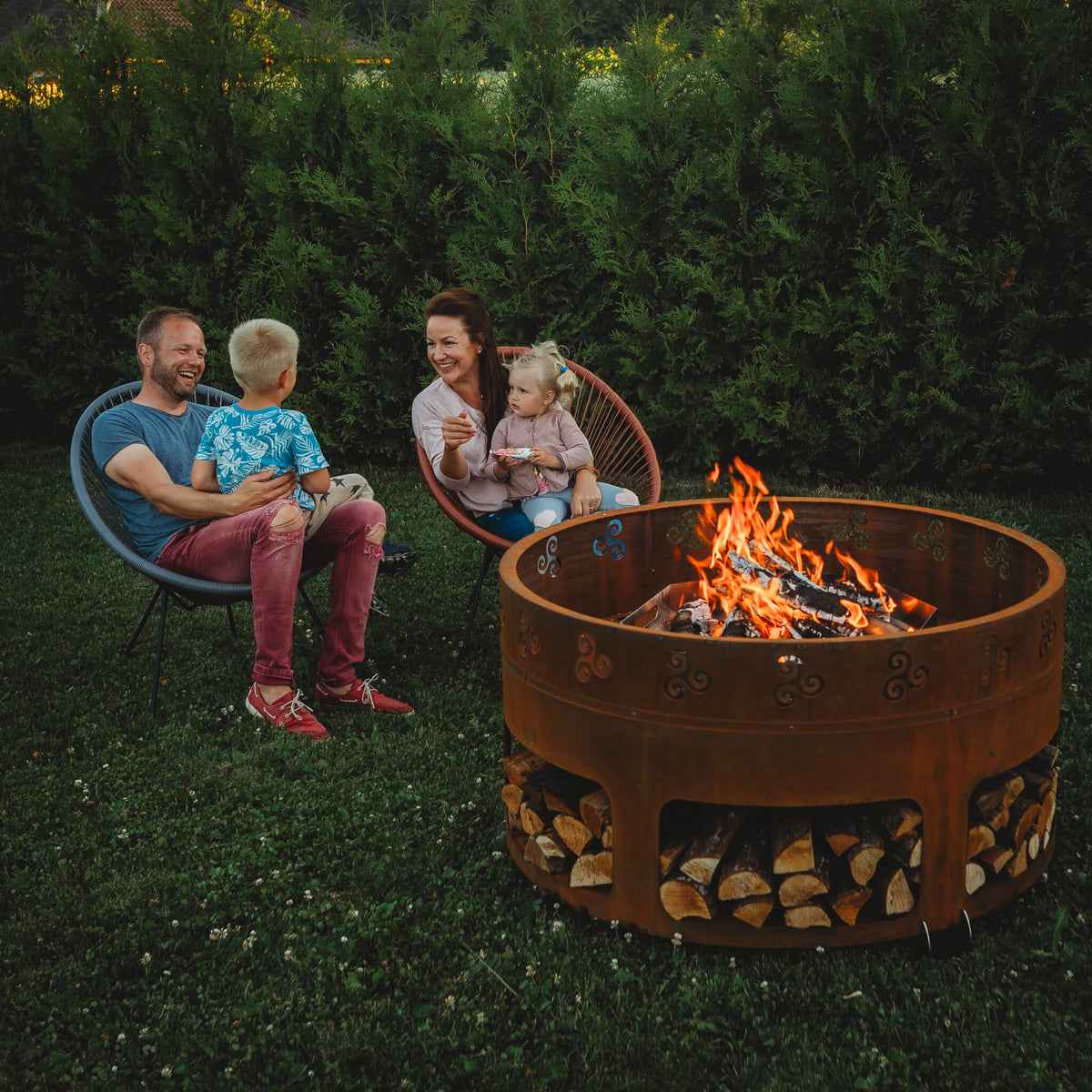 Brasero rond Corten avec rangement à bûches Ø116 cm — Antigo — détail