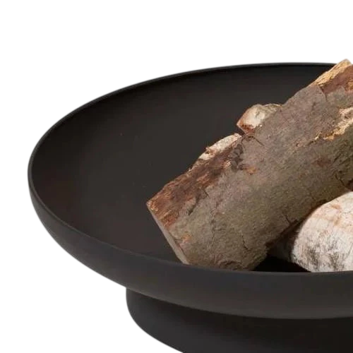 Bol en feu mat noir avec des bûches à l’intérieur, design minimaliste.