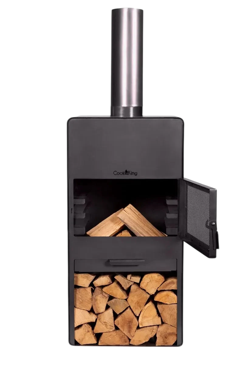 Poêle à bois noir avec cheminée argentée et porte ouverte révélant du bois de chauffage à l’intérieur.