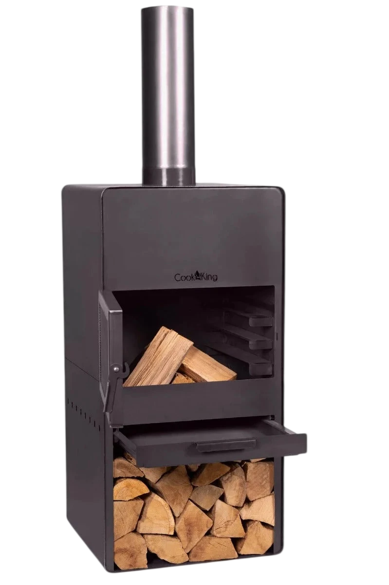 Poêle à bois noir avec cheminée argentée et porte de rangement du bois de chauffage ouverte, révélant des bûches soigneusement empilées.