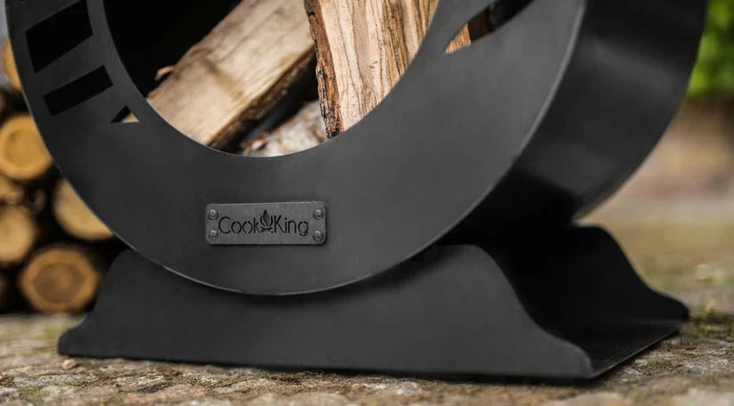 Porte-bûches en noir avec design courbé et logo ’cook king’.