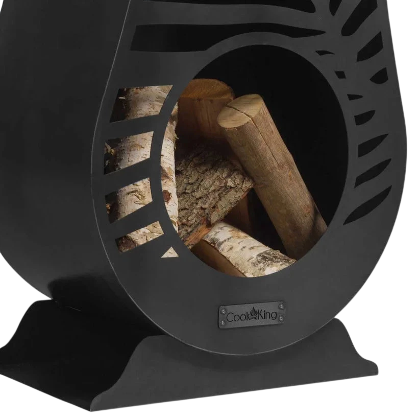 Porte-bûches noir avec un design à découpe circulaire et des bûches de bouleau à l’intérieur.