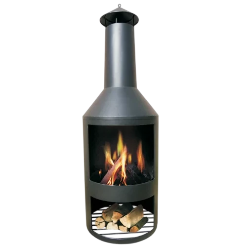 Cheminée extérieure noire avec cheminée et design de gril, style moderne.