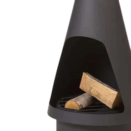 Porte-bûches conique noir avec des bûches en bois à l’intérieur.