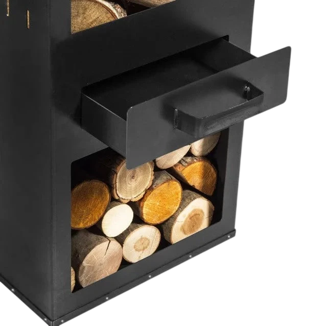 Unité de rangement de bois de chauffage noir avec tiroir métallique et bûches à l’intérieur.