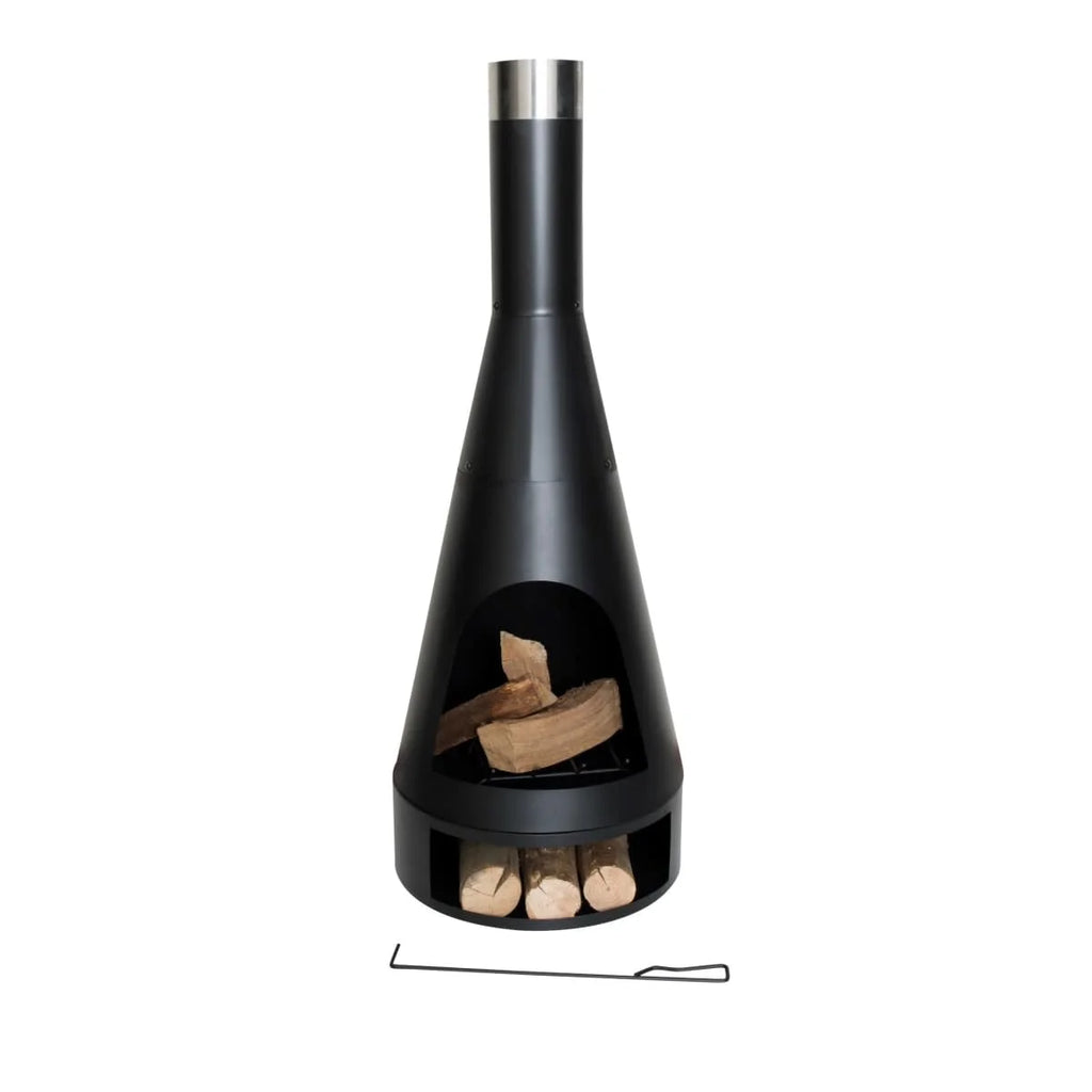Cheminée extérieure conique noire avec un chapeau de cheminée en acier inoxydable et des bûches en bois à l’intérieur.