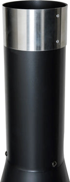 Cheminée cylindrique noire avec un bandeau en acier inoxydable poli autour du haut.