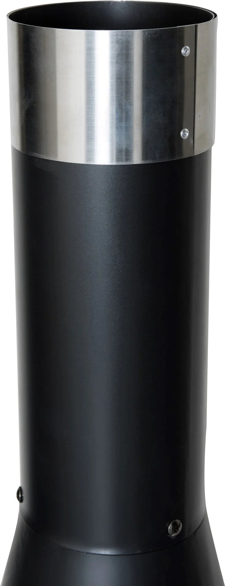 Cheminée cylindrique noire avec un bandeau en acier inoxydable poli autour du haut.