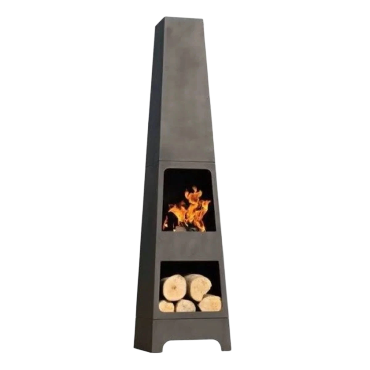 Cheminée en forme d’obélisque noir avec des bûches et du feu