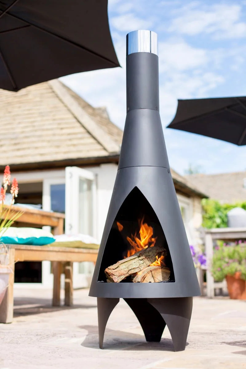 Chimenea en métal gris moderne avec un design élancé et effilé et un capuchon de cheminée en argent poli.