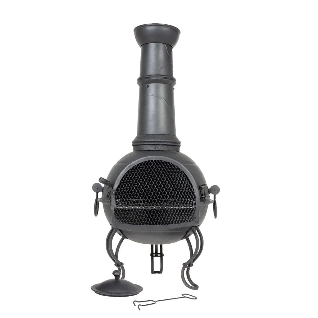 Chimenea en fer forgé noir avec un corps arrondi, panneau avant en maille et pieds décoratifs.