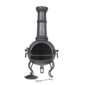 Chimenea en fer forgé noir avec un corps arrondi, panneau avant en maille et pieds décoratifs.