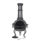 Chimenea en fer forgé noir avec un corps arrondi, panneau avant en maille et pieds décoratifs.