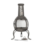 Cheminée en fonte forgée avec un écran en maille et un design de cheminée torsadée décoratif