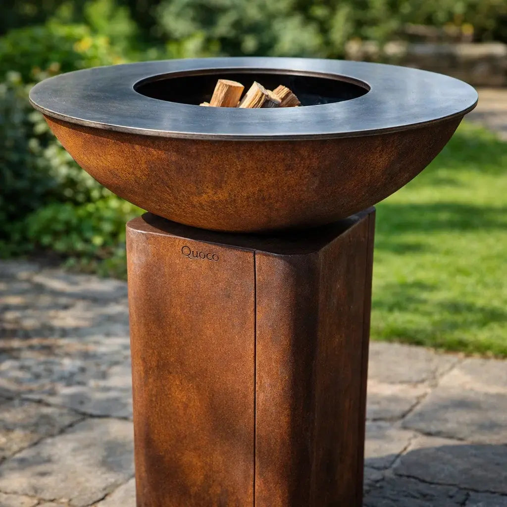 Brasero en corten curvo M dans un jardin