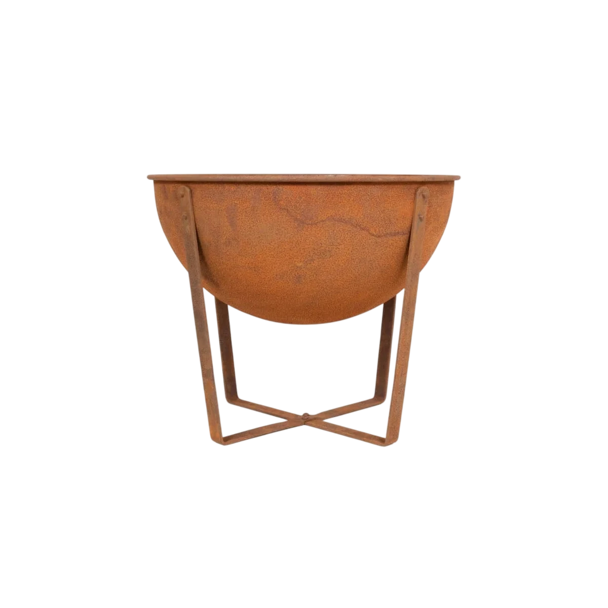Foyer de feu semi-sphérique rouille, avec un support en métal minimaliste.