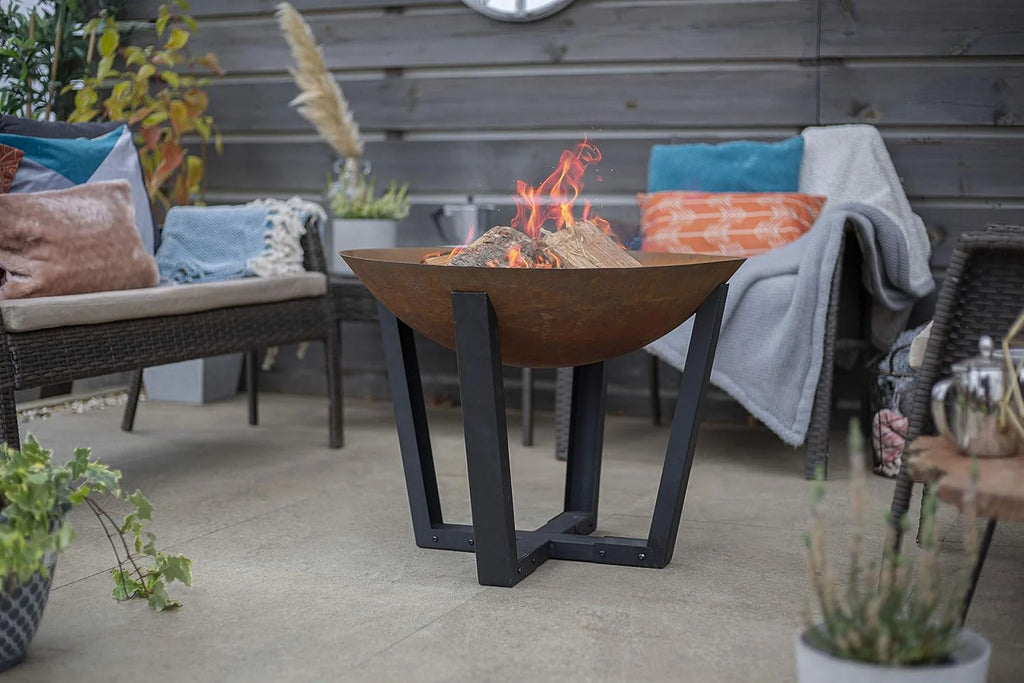 Foyer de feu en cuivre rustique avec pieds en métal noir