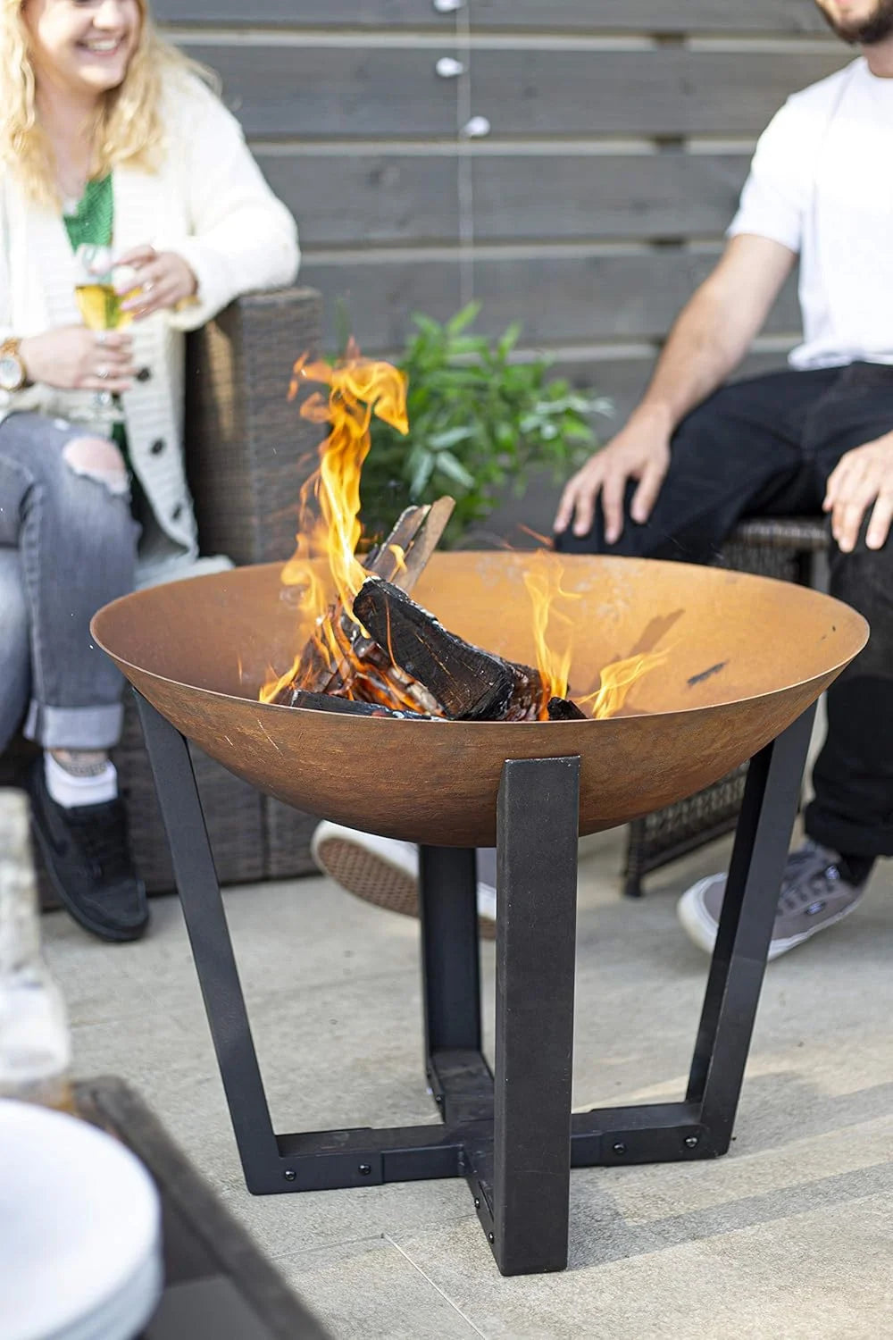 Foyer de feu en métal martelé rouille avec des pieds en acier noir