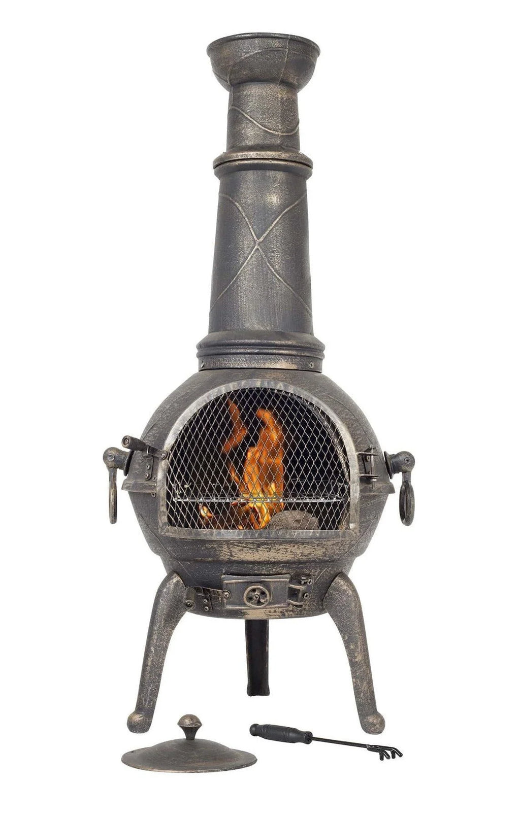 Chimenea en fonte de style ancien avec une finition grise patinée, ornée de motifs décoratifs en damier sur sa cheminée et munie de solides pieds trépied.