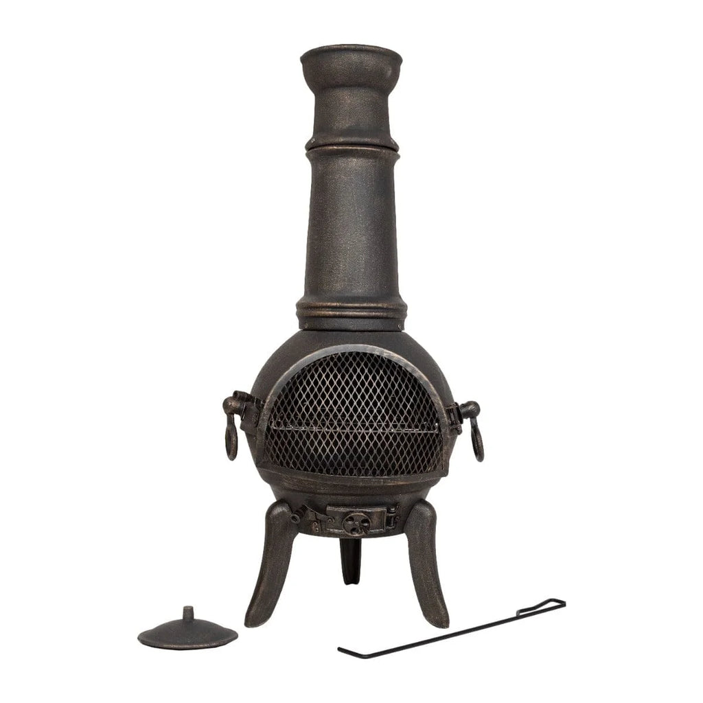 Chimenea en fonte de couleur bronze foncé avec un corps arrondi, une grille frontale en maille et trois pieds robustes.