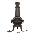 Chimenea en fonte de couleur bronze foncé avec un corps arrondi, une grille frontale en maille et trois pieds robustes.