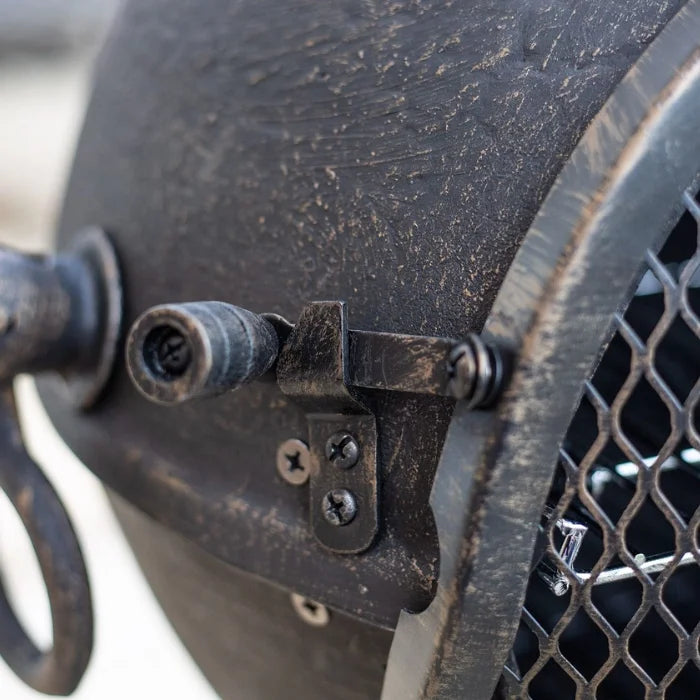 Logement de ventilateur en métal noir rustique avec une grille en maille et des points d’attache boulonnés.