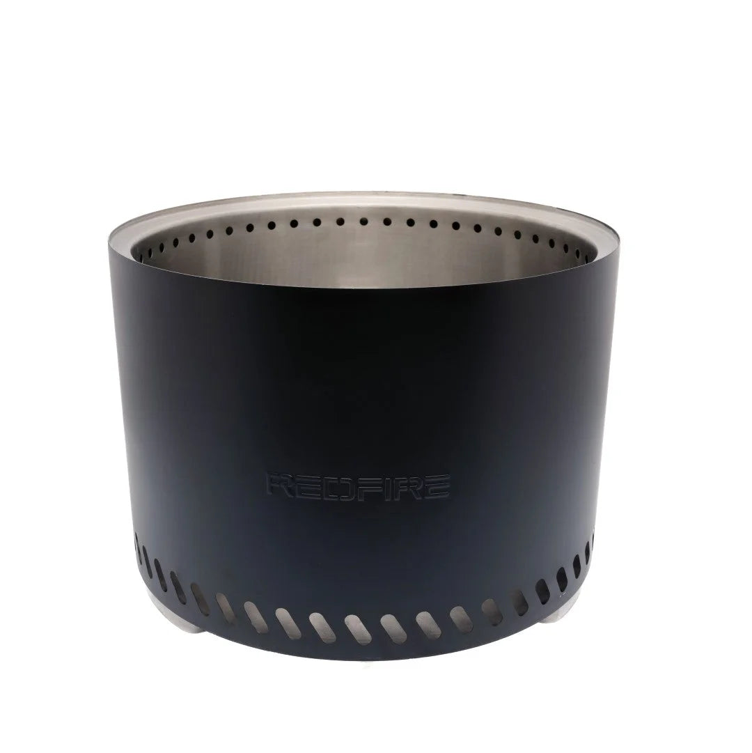 Brûleur de camping en acier noir mat avec un intérieur en acier inoxydable et une base perforée, de marque ’redfire’.