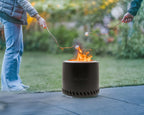 Foyer de feu portable cylindrique brun foncé avec base ventilée et marque discrète sur le côté