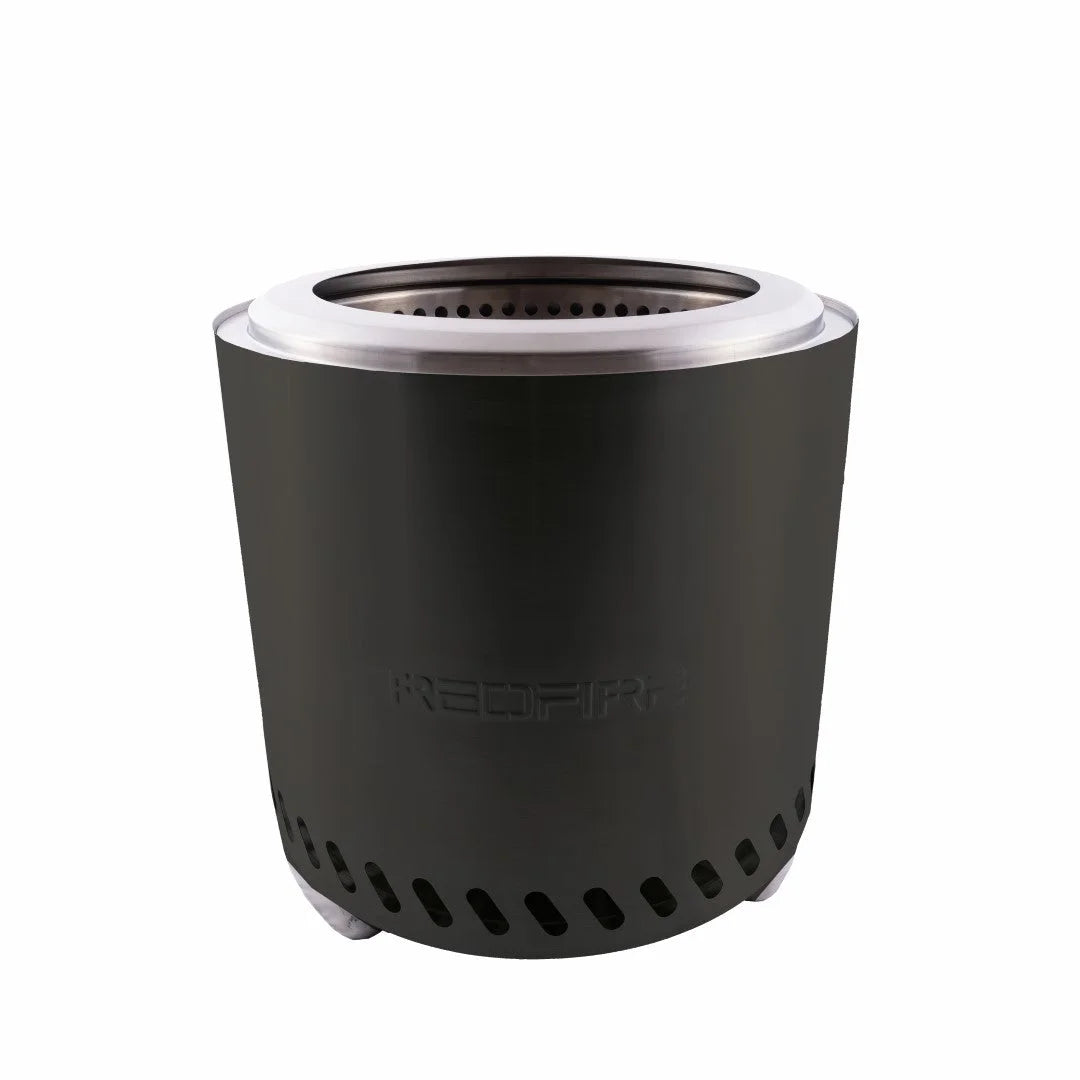 Foyer de feu portable cylindrique noir avec un rebord en acier inoxydable et des évents à la base, présentant le nom de marque « reoar » en relief sur son côté.