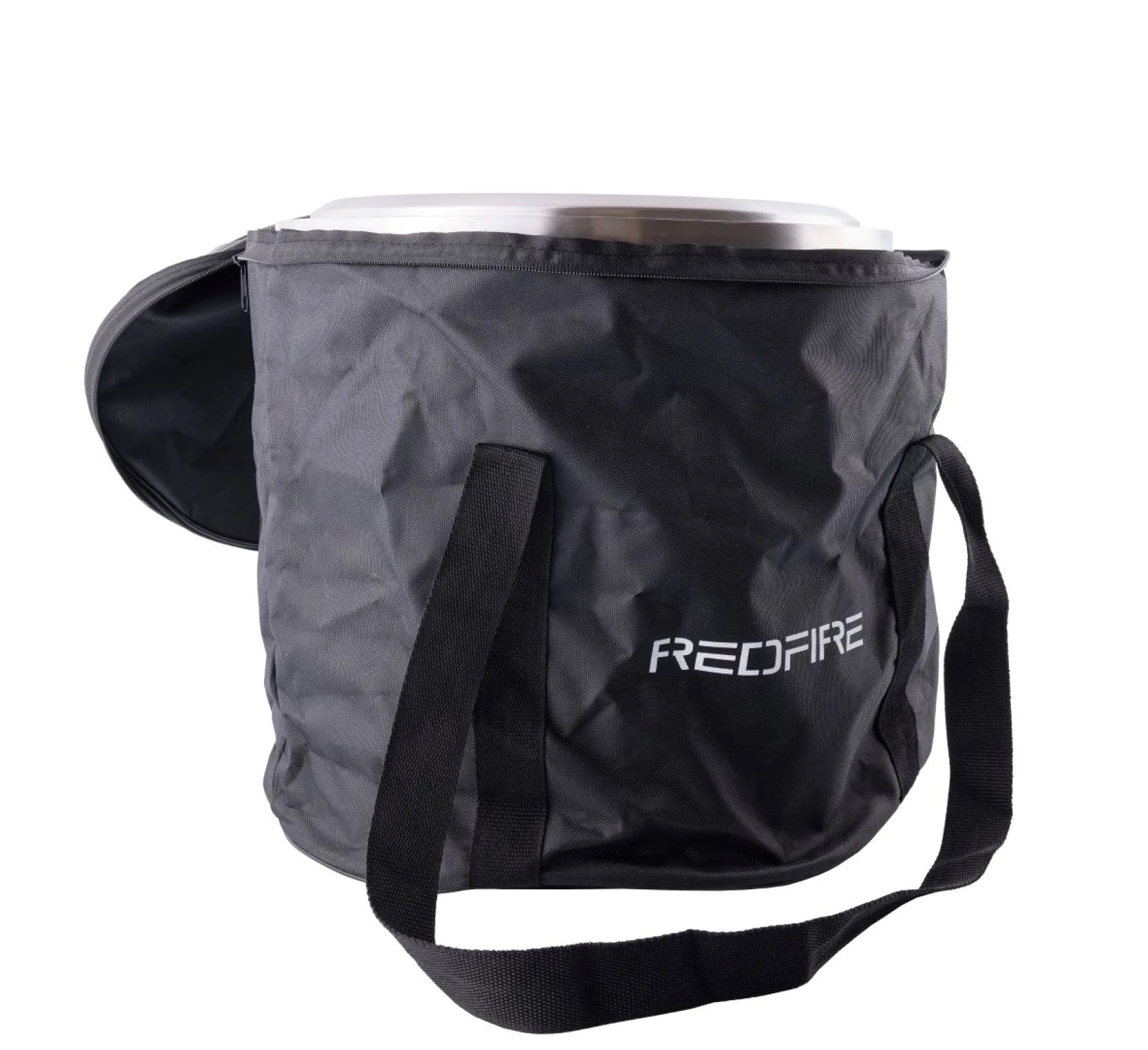 Sac de transport de marque Black Redfire avec une casserole en argent nichée à l’intérieur.