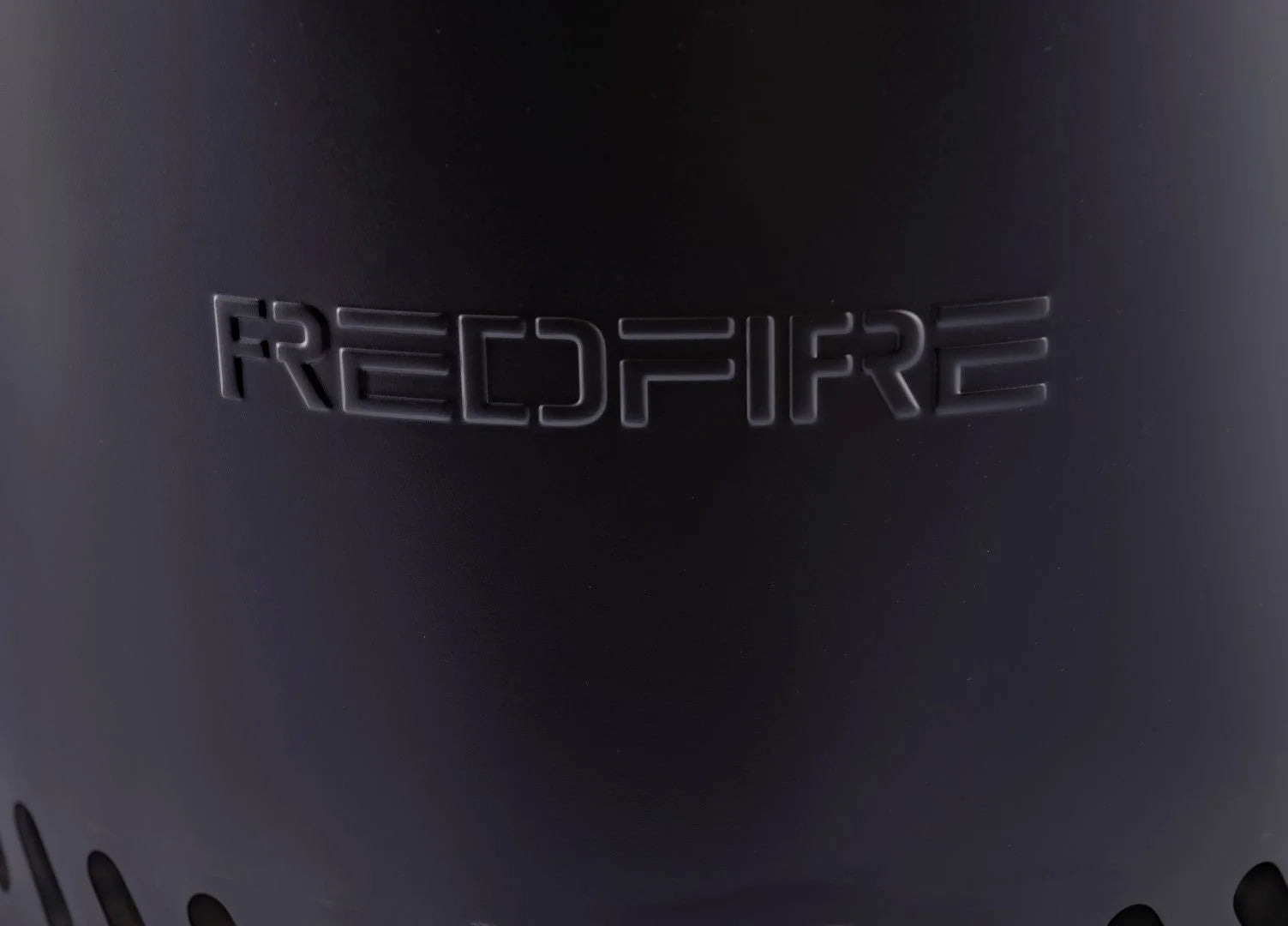 Appareil de marque redfire noir mat avec logo en relief.