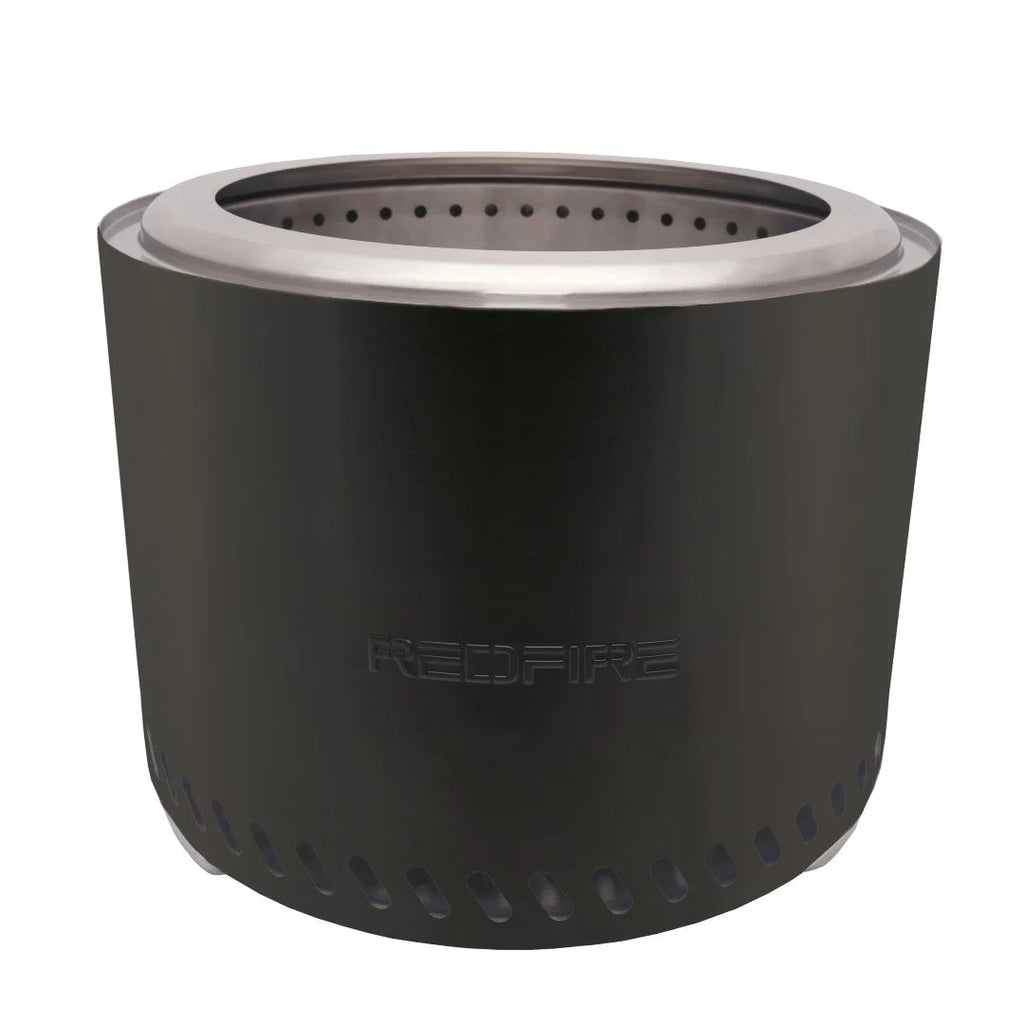 Foyer de feu cylindrique noir avec un rebord en acier inoxydable et une base perforée, présentant le nom de marque « redfire » en relief sur son côté.