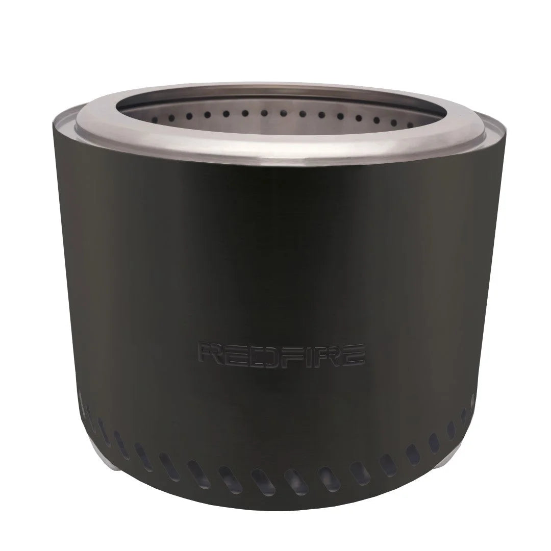 Foyer de feu cylindrique noir avec un rebord en acier inoxydable et une base perforée, présentant le nom de marque « redfire » en relief sur son côté.