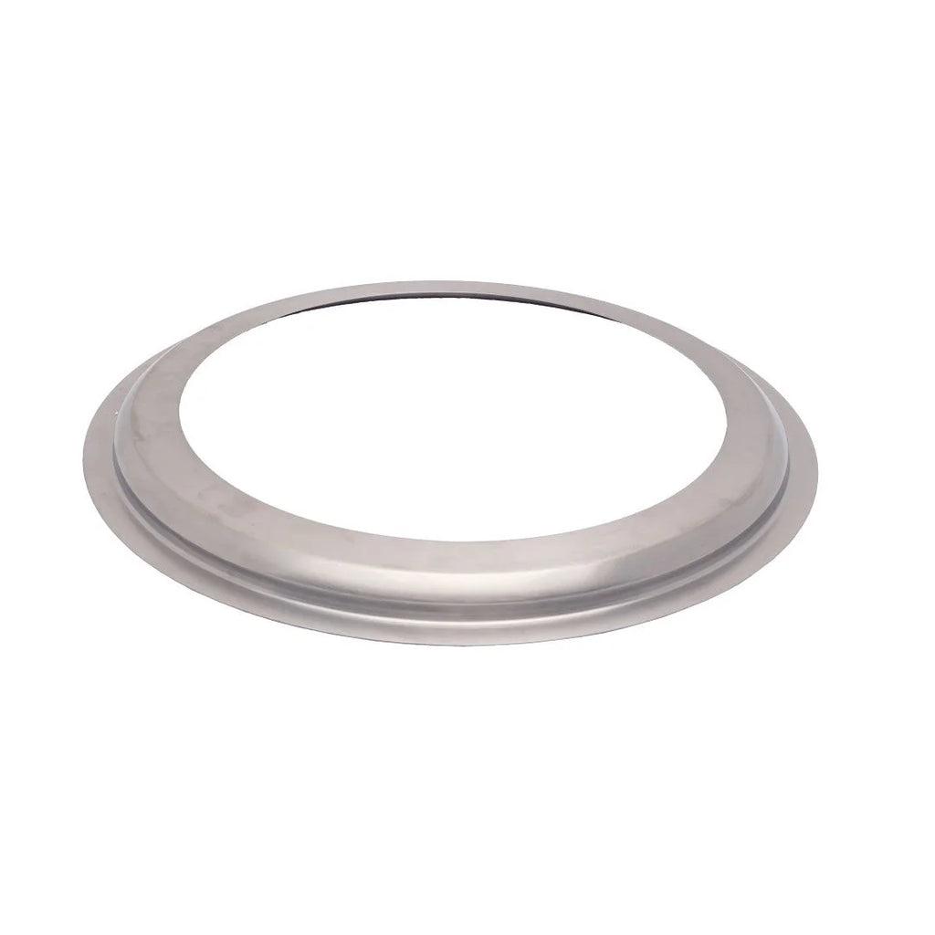 Bague métallique argentée avec une surface lisse et réfléchissante et des bords légèrement surélevés.