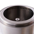 Foyer de feu cylindrique en acier inoxydable avec un rebord circulaire présentant des perforations espacées uniformément et un trou d’allumage central.