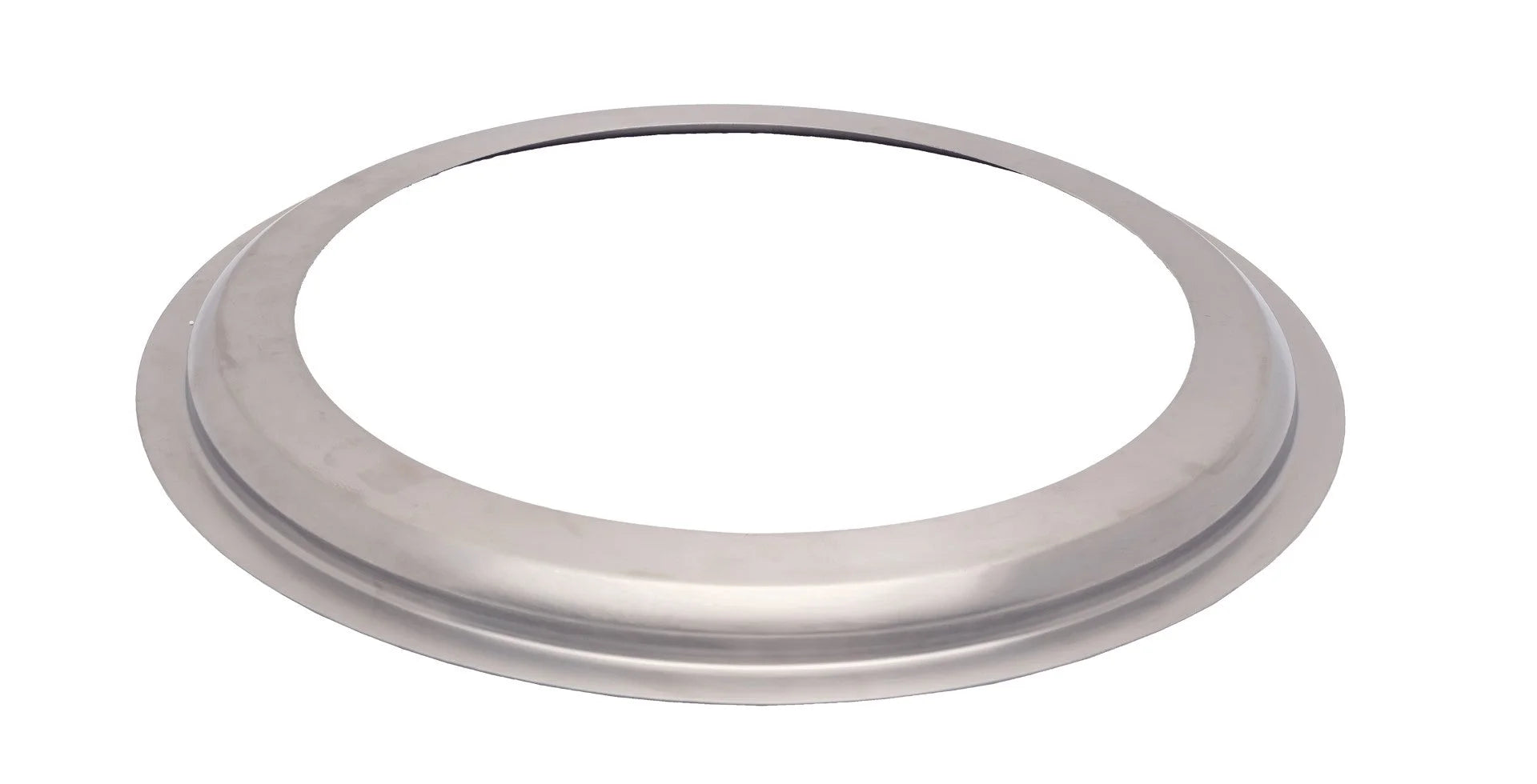Bague métallique argentée brillante avec une surface lisse et réfléchissante et des bords légèrement surélevés.