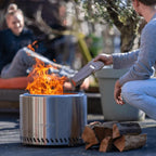 Foyer d’extérieur cylindrique en acier inoxydable avec un design élégant et moderne, et le nom de marque ’redfire’ gravé sur son côté.