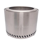 Foyer de feu cylindrique en acier inoxydable avec une finition brossée, comportant des trous de ventilation perforés autour des bords supérieur et inférieur.