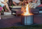 Un foyer de feu cylindrique élégant en acier inoxydable avec un design moderne et le nom de marque « redfire » gravé sur son côté.