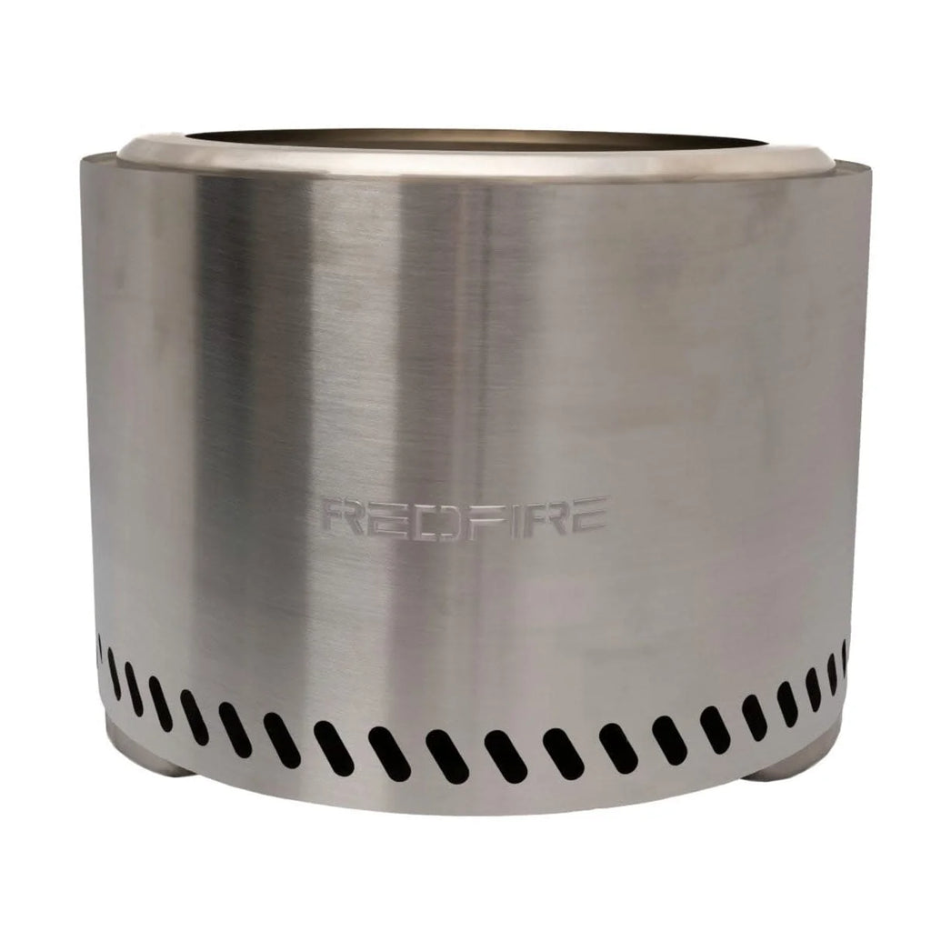 Foyer cylindrique en acier inoxydable argenté avec une finition brossée et des évents ovales noirs autour de la base, marqué ’redfire’.