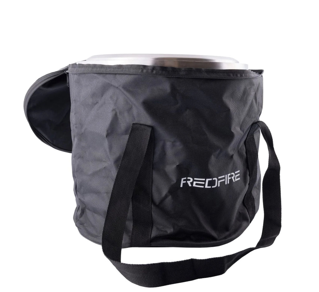 Sac de transport de la marque Black Redfire avec une casserole argentée nichée à l’intérieur.